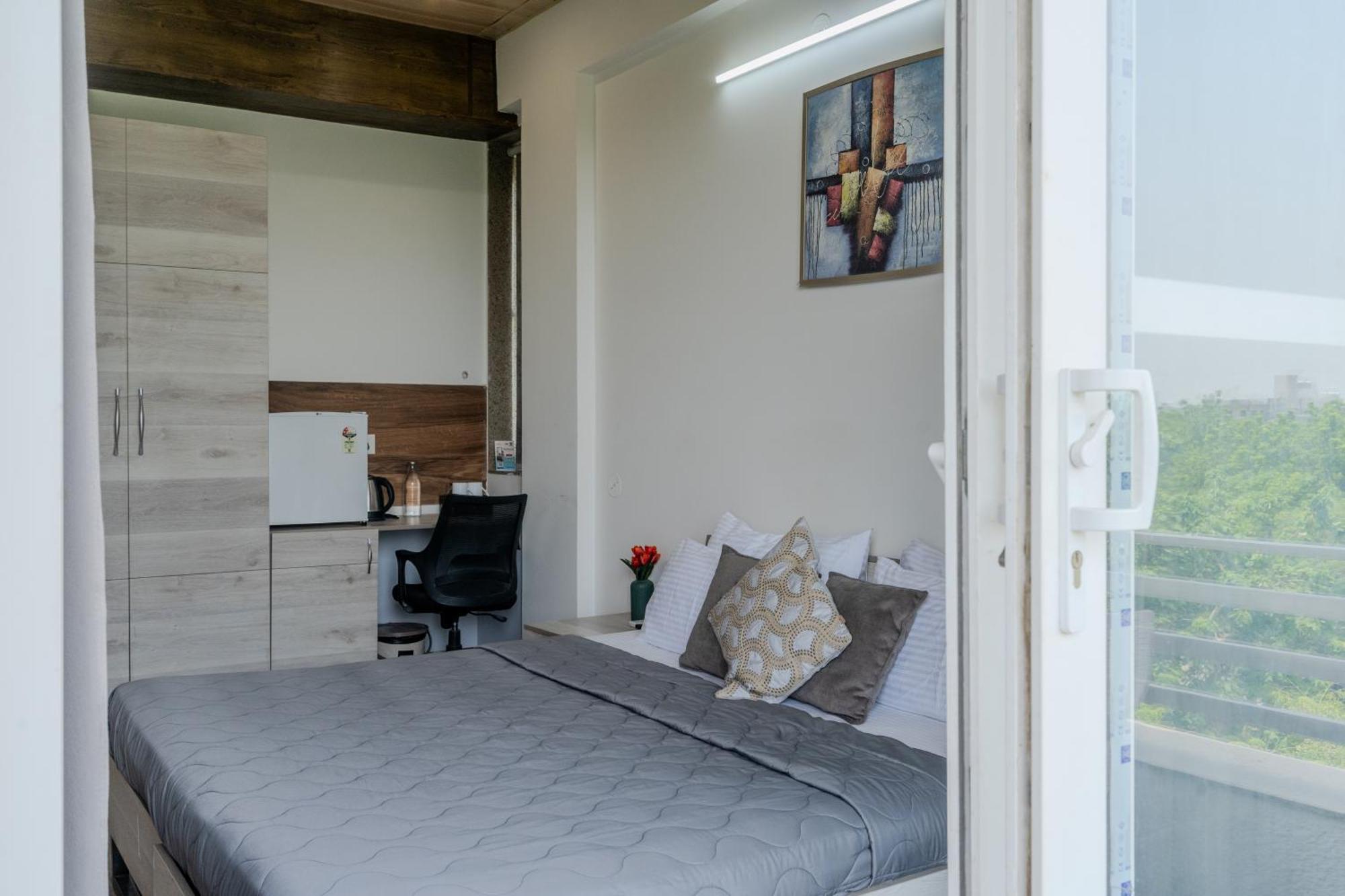 Stay Studio Hotel & Residences Гургаон Екстериор снимка